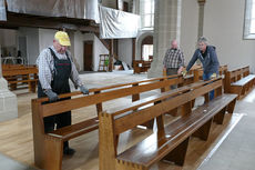 Reinigung und Aufstellung der Kirchenbänke von St. Crescentius (Foto: Karl-Franz Thiede)